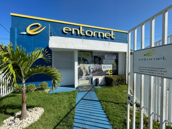 Escritório físico da Entornet Fibra, mostrando o atendimento próximo ao cliente.